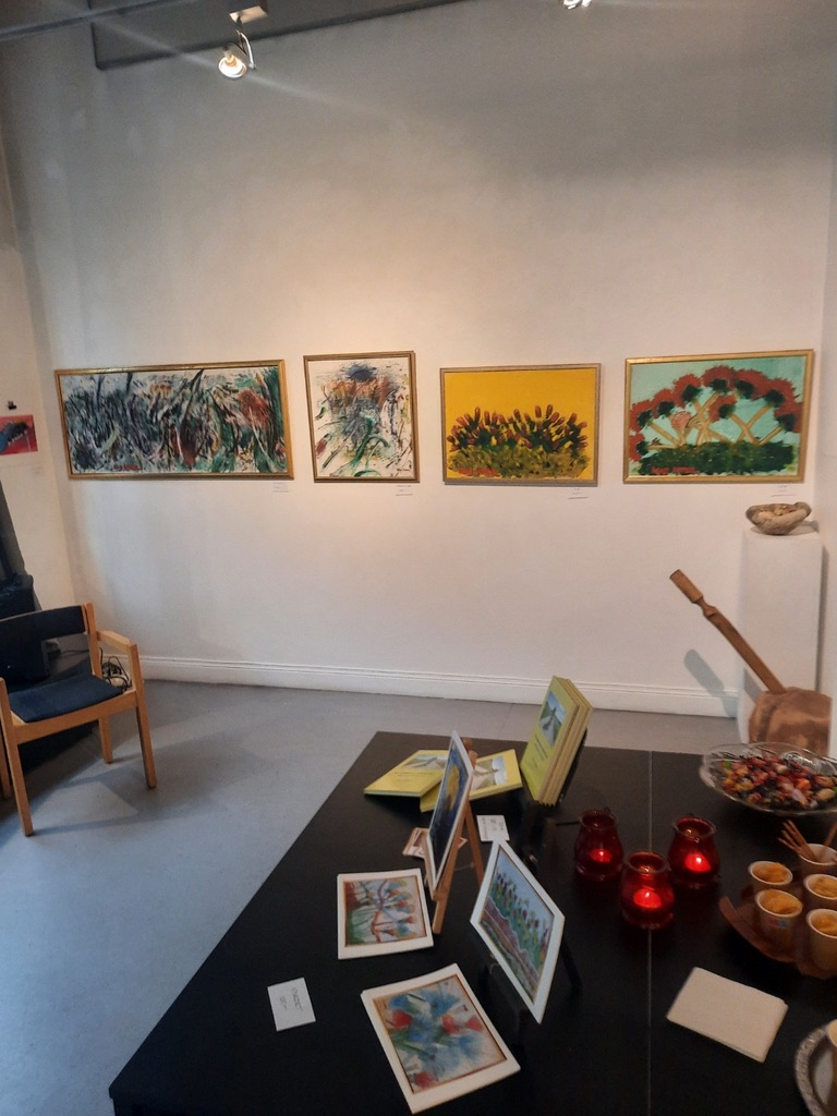 Utställningsvy från Galleri Granen med fyra inramade tavlor av Kaj Utter på en ljus vägg